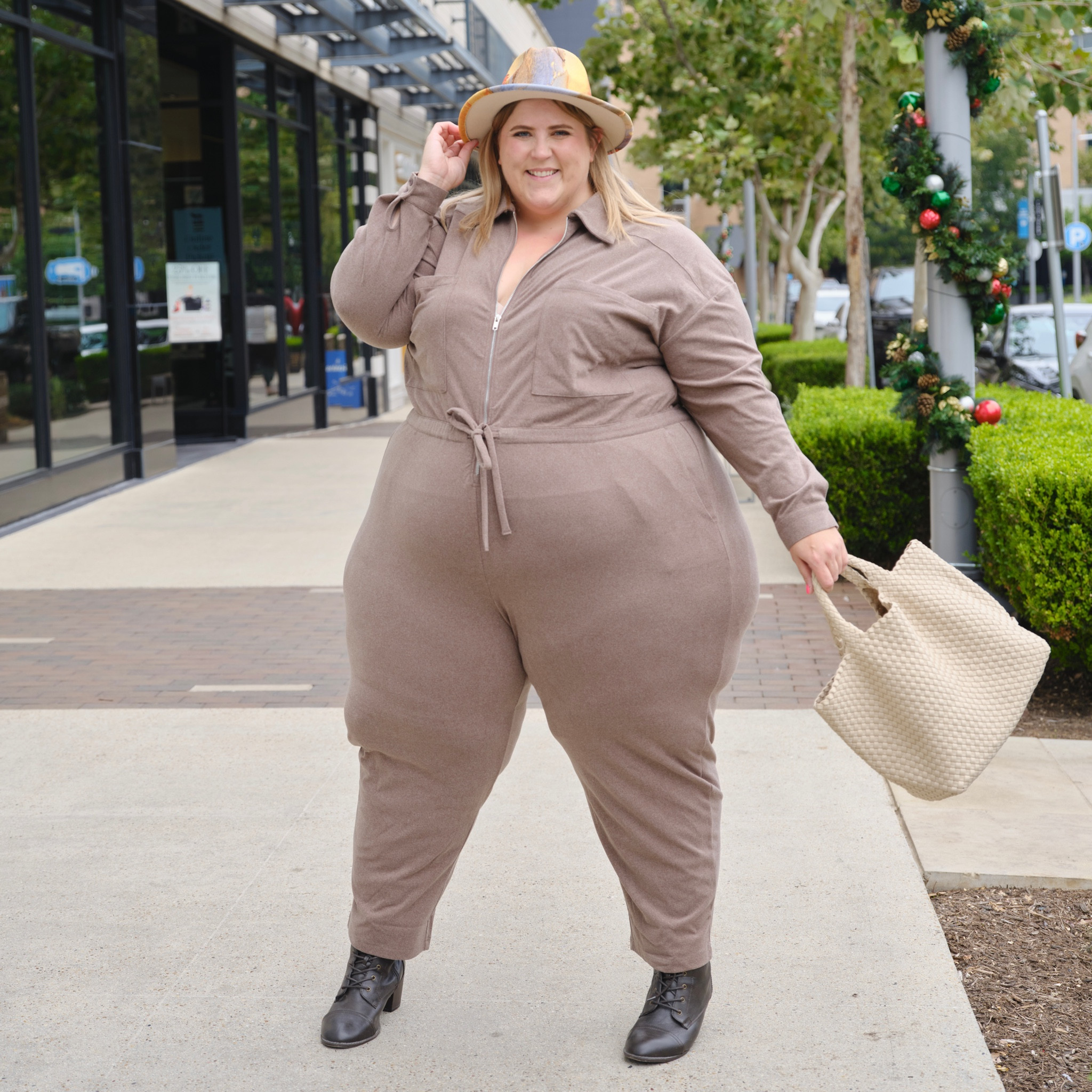 I love a jumpsuit with a zipper in the front because it’s so much easier to wear. This one comes in a beautiful neutral brown that works for everyone!
#jumpsuit #plussize #plussizefashion