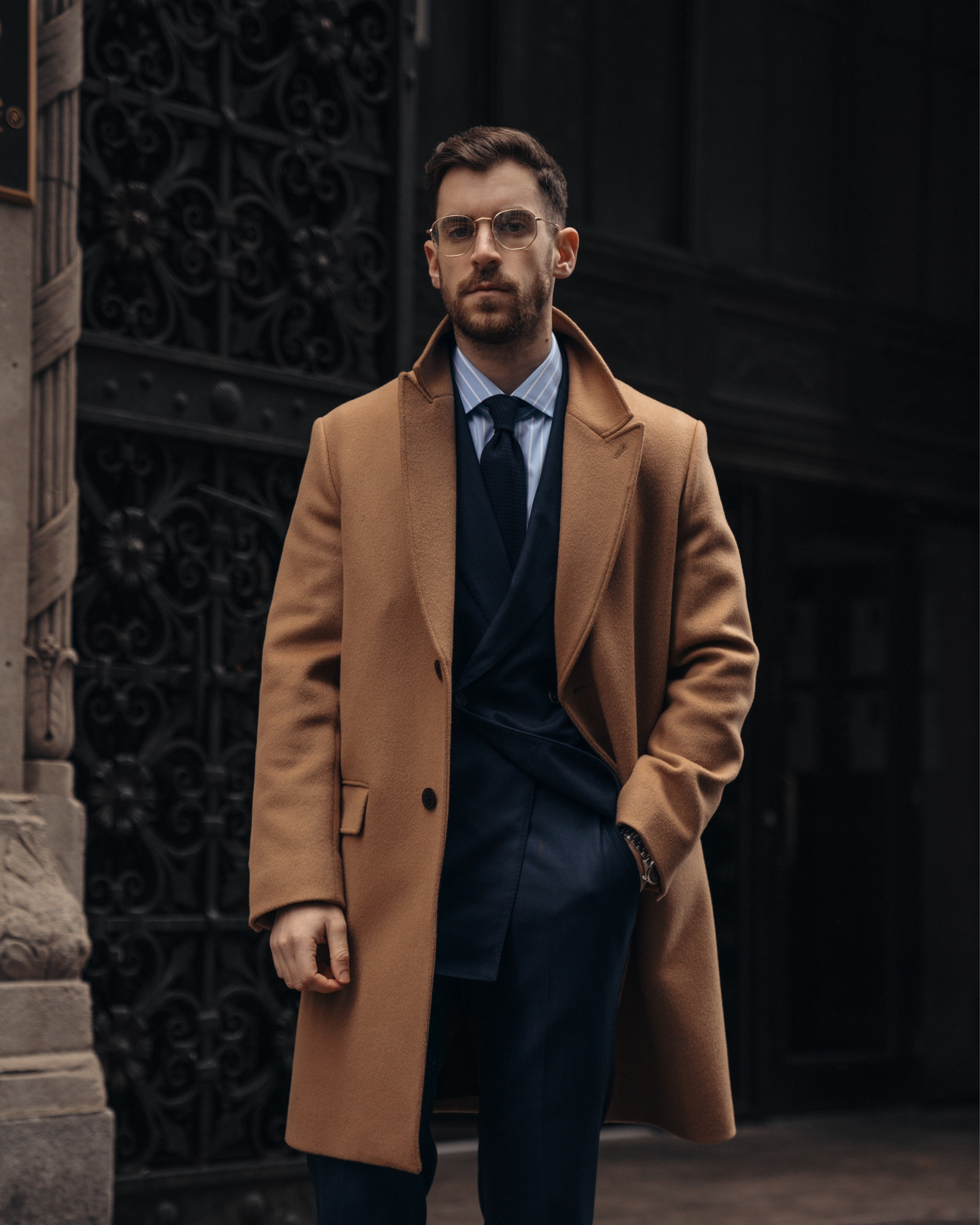 Out and about in the city! 👌🏼 Wearing a camel coat which is a must have piece in anyone’s wardrobe! #mensfashion #mensoutfit #camelcoat