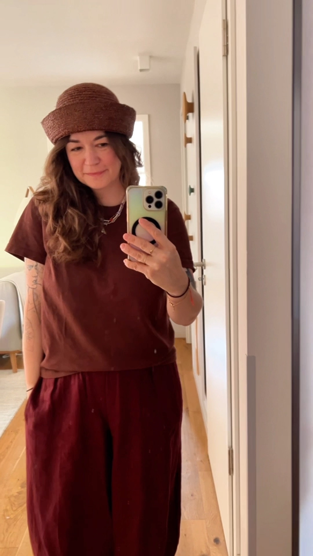 Urlaubs-Outfit! Wir waren spontan für 3 Nächte am Meer und ich habe vorher diese fantastische Barrel Leinen Hose gefunden, die ich seitdem gar nicht mehr ausziehen möchte. Sie ist wahnsinnig bequem (Gummizug!) und der Stoff ist weich und flowy. Noch lieber mochte ich das dunkelrot in Kombi mit einem rosa Shirt - und der Hut hat es mir auch angetan 🥰. 

#traveloutfit #barrelpants #leinenhosen

#LTKdeutschland #LTKsummer