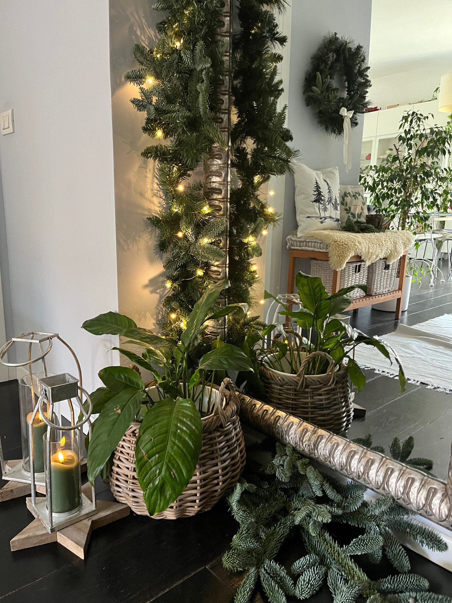 Ispirazione per questo Natale decorazioni salotto ingresso soggiorno come addobbare la casa a Natale lanterne e specchio decorate per le feste natalizie 

#LTKGiftGuide #LTKHoliday #LTKhome