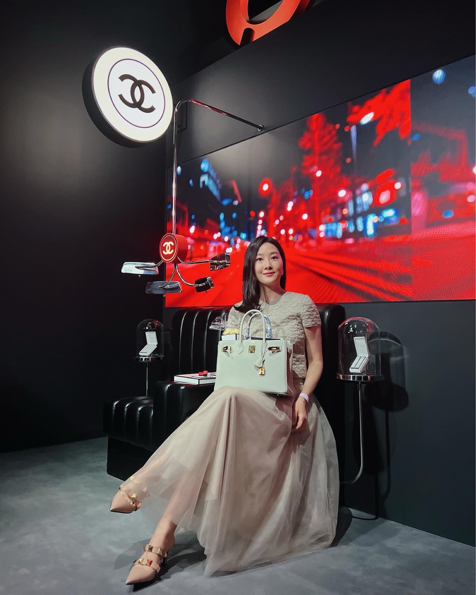 Chanel beauty pop-up store
그레이 & 핑크 컬러로 봄코디 완성✨
꾸준히 모아가는 파비아나 필리피 튤스커트.
파페치에서 구매 가능해요! 
지난 시즌 컬러라 비슷한 제품으로 모아봤어요.
비슷한 무드 제품은 알렉산더 맥퀸도 예뻐요.🤍

OOTD 오오티디 스커트 코디 봄 스타일링
K fashion 
Vanlentino Garavani 발렌티노 가라바니 로만스터드 뮬
Hermes 에르메스 버킨백

#LTKkorea #LTKpartywear #LTKstyletip