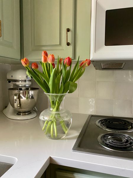 Anyone else already ready for spring?! 🌷🌷🌷
#spring #flowers #bouquet #vase #clear #glass #fresh #seasonal #tulip 

#LTKhome #LTKfindsunder100 #LTKSeasonal