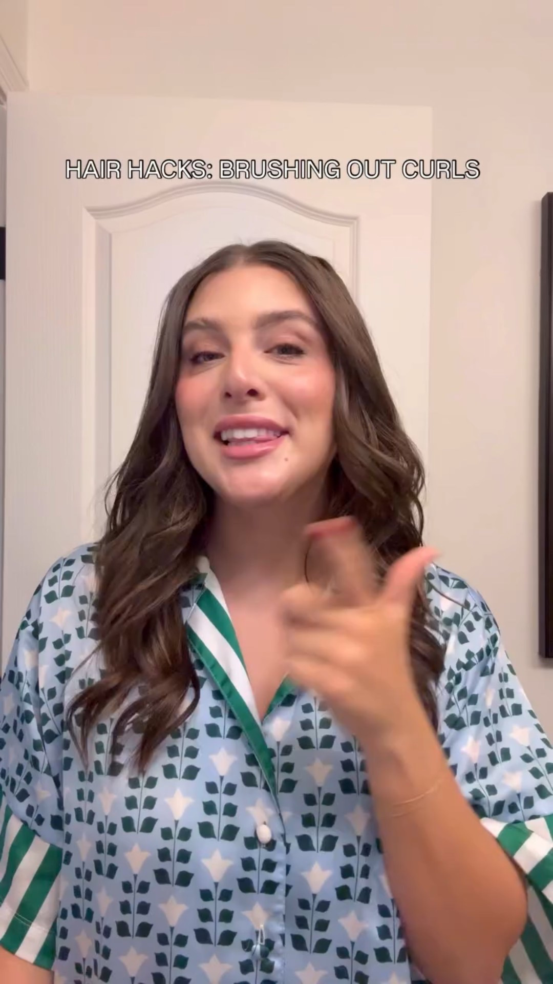 Hair Hacks - How to properly brush out your curls and avoid a frizzy mess! 🪮
Comment BRUSH for direct links to the products I use! 

1. Brush your hair before curling
2. Curl each side of head in the same direction (I curl away from my face)
3. Let your hair cool down after curling
4. Use a wide tooth comb or @conair detangling brush
5. Add product!