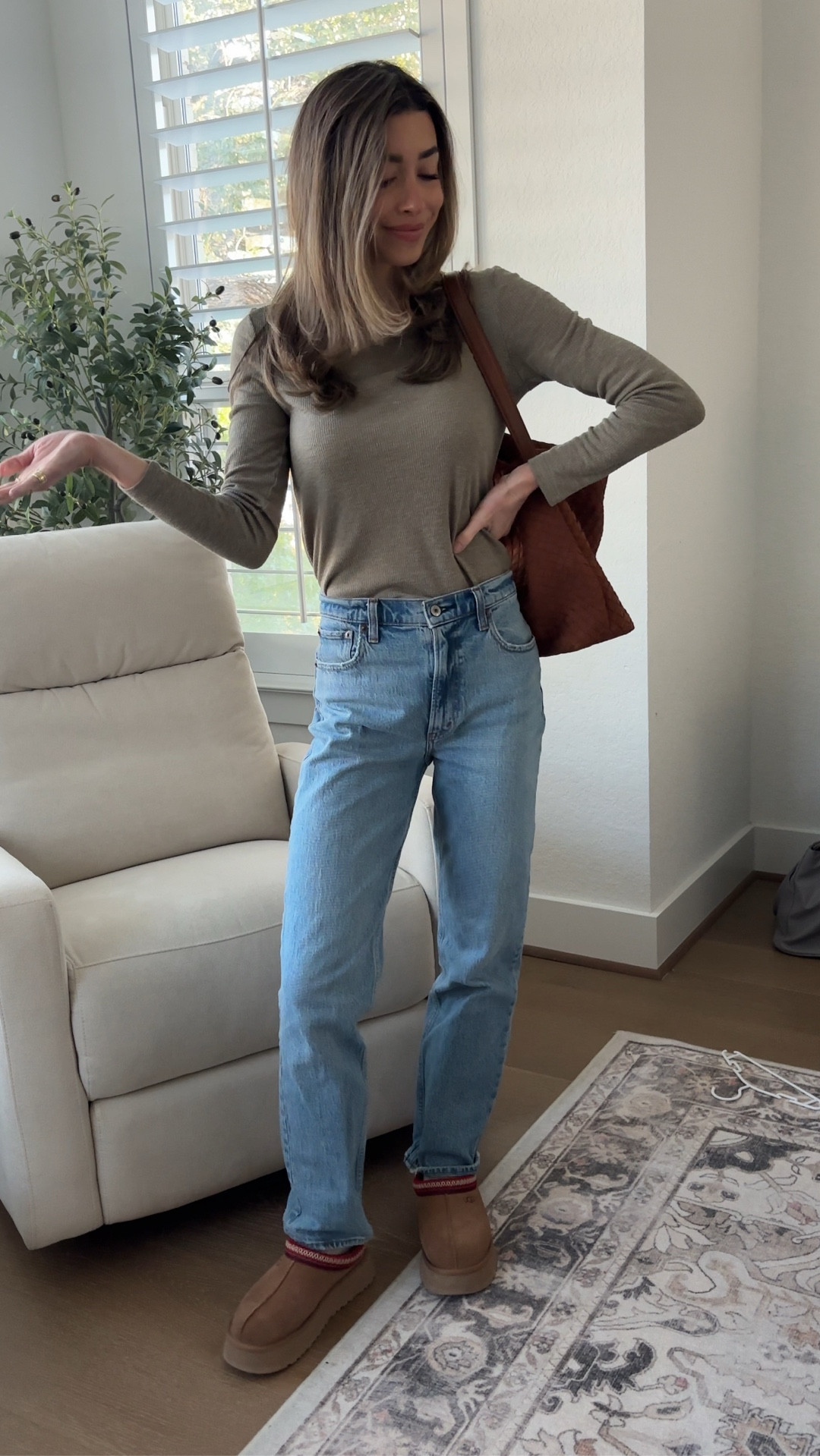 Today’s easy, comfy, mom outfit 🤍
The jeans are 25% off and the purse is 30% off
OOTD | Abercrombie jeans / denim | Uggs | hobo bag 

#LTKStyleTip 

#LTKdayinmylife #LTKootd