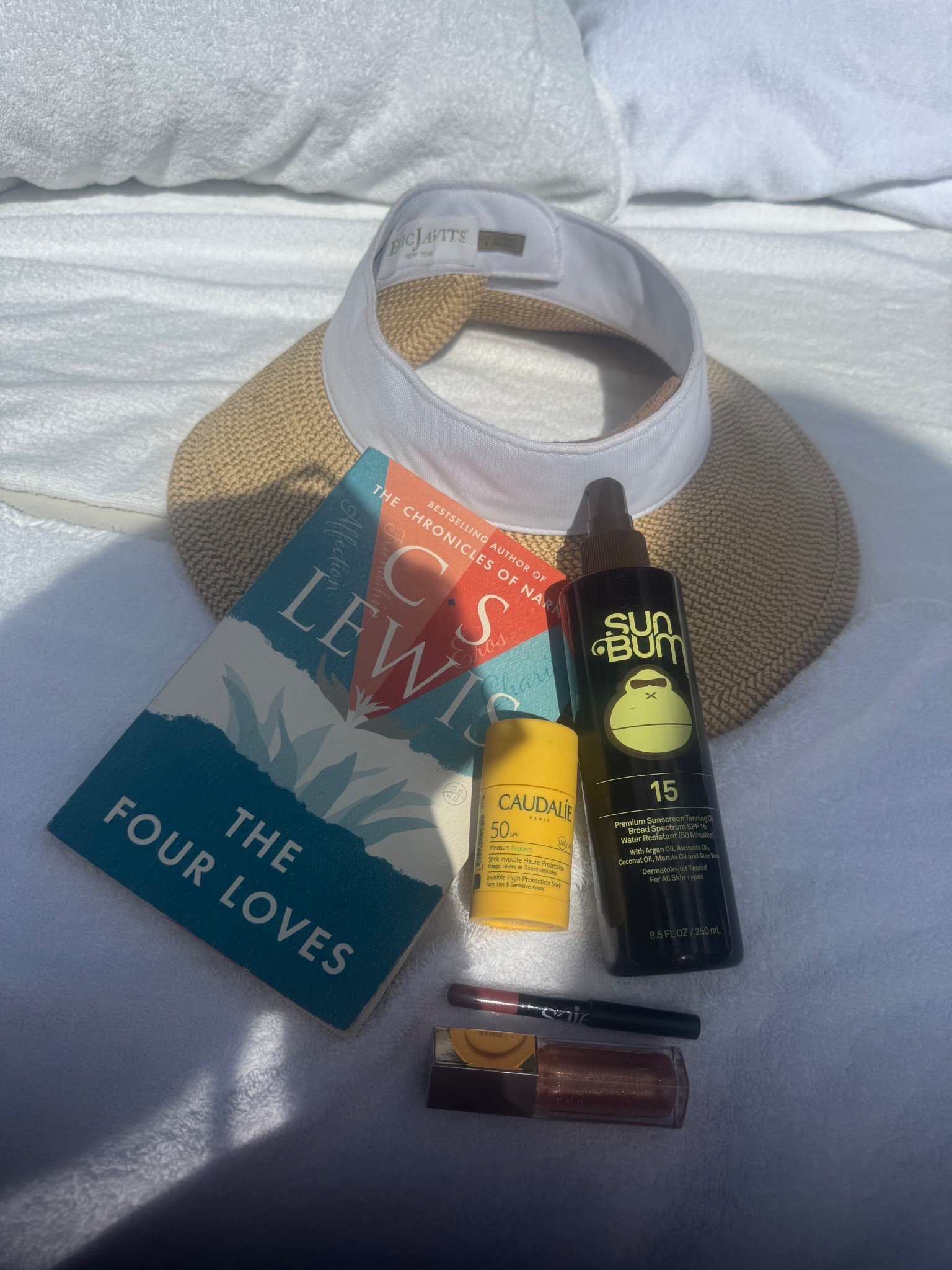 My pool bag essential’s ☀️🤍