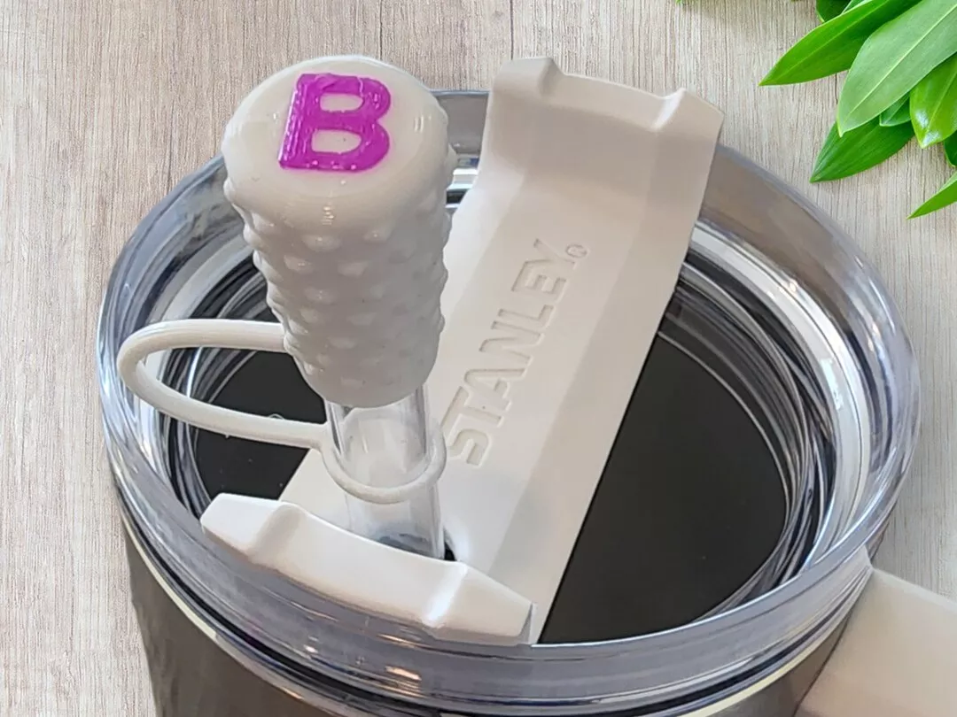 Help me find a silicone mold to make the Stanley cup straw holders like the  ones below. Someone mentioned that there might be someone on TikTok that  sells them but I can't find it anywhere. TIA : r/HelpMeFind