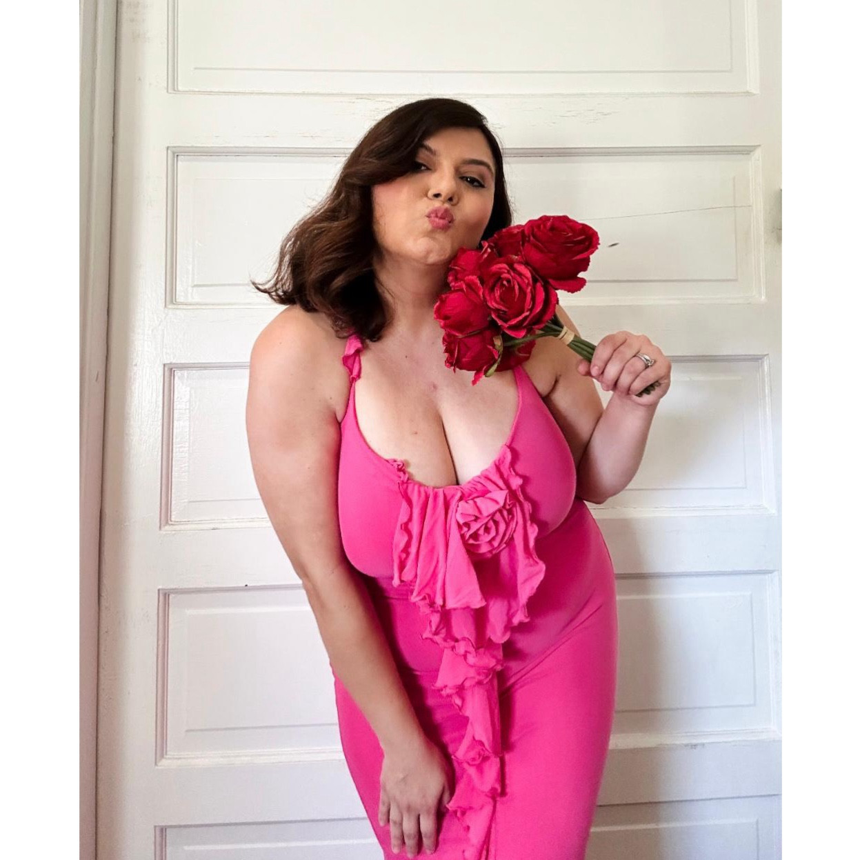 Pink Flower Dress🩷
Wearing a size large for reference. 

#dress#dresses#midsize#valentinesdayoutfit#

#LTKStyleTip #LTKMidsize #LTKParties