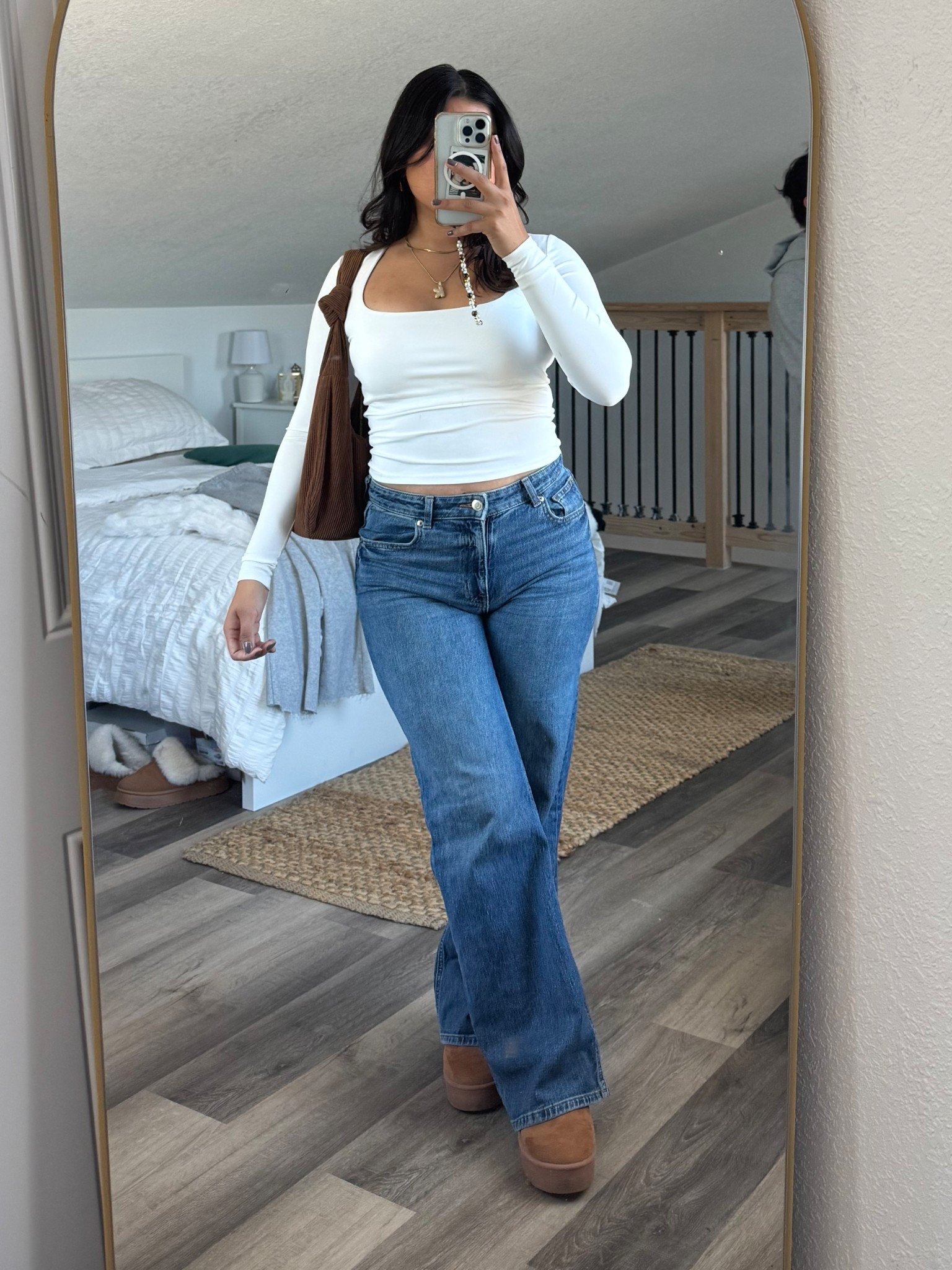 Casual fall outfit, can never go wrong with blue jeans and a white tee. 🤍