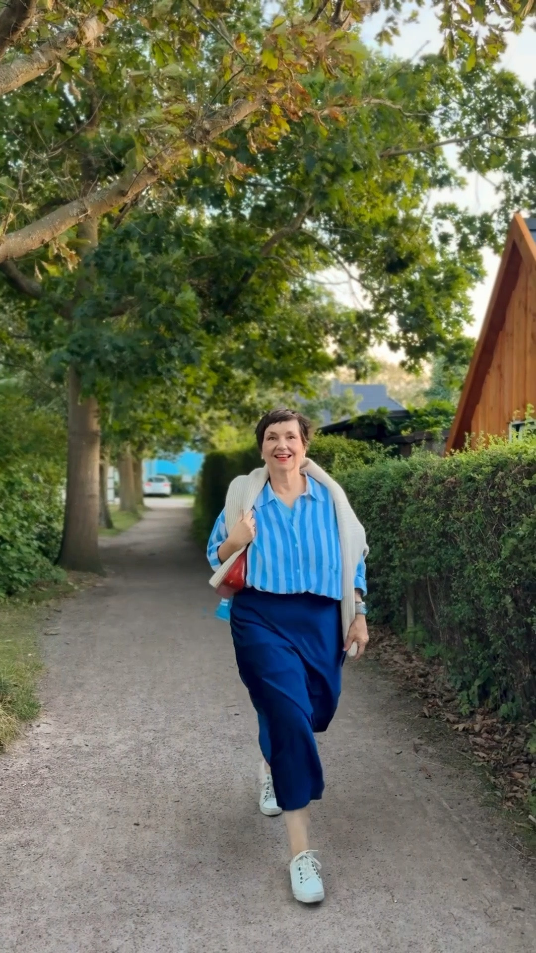 Der Satinrock @UNIQLO ist der perfekte Reiserock! Chic, lässig-elegant und quasi unknitterbar! 

#reiseoutfit
#maritimerlook
#plussize

#LTKeurope #LTKü50 #LTKautumn