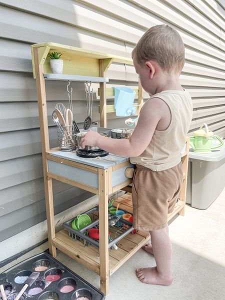 Simple Mud Kitchen 🩵🌿

#toddlersummeractivities #mudkitchen #toddlermudkitchen