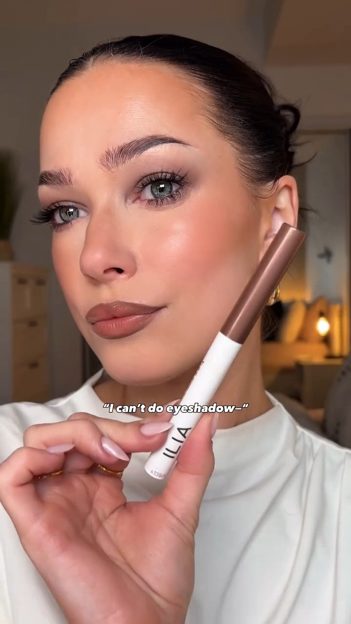 Cream eyeshadow sticks are the most EFFORTLESS product in your makeup bag! (And especially for beginners learning glam!)

While you can use your finger to blend them I prefer using a fluffy brush to really diffuse, then go back in to build up the pigment 🤩

@iliabeauty eye stylus cream eyeshadow stick- regal 

#creameyeshadow #eyeshadowstick #eyeshadowtutorial #smokeyeyetutorial #greeneyesmakeup