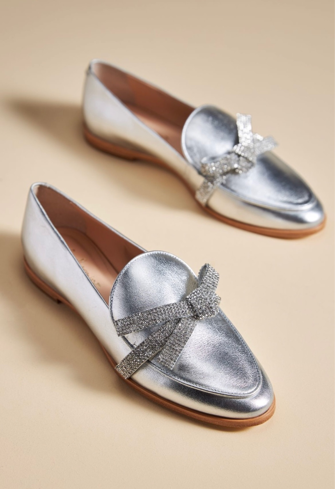 BRB, on a metallic shoe hiatus right now. So many styles trending for fall; flats are a must starting with the ballet and maryjane styles, and add in fun menswear inspired styles with a sparkle or two 4 These are some of my @Anthropologie faves!

#anthropologie #shoeedit #metallic #maryjane # ballet

#LTKstyletip #LTKshoecrush #LTKFind