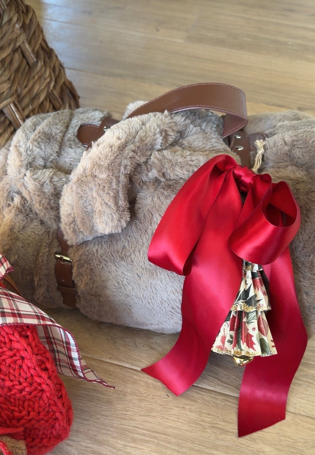 yes i promise THIS COMES WITH THE STRAP!! see last stock photo 