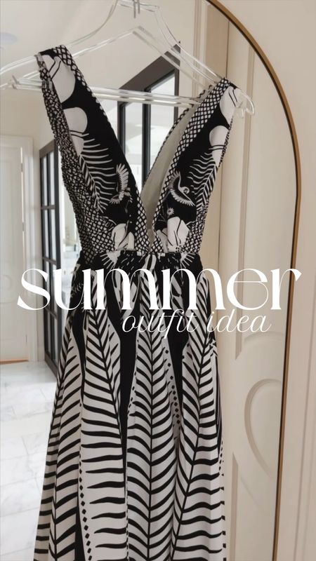 Summer dress, summer outfit idea 
Dress wearing size small /4 fits tts 