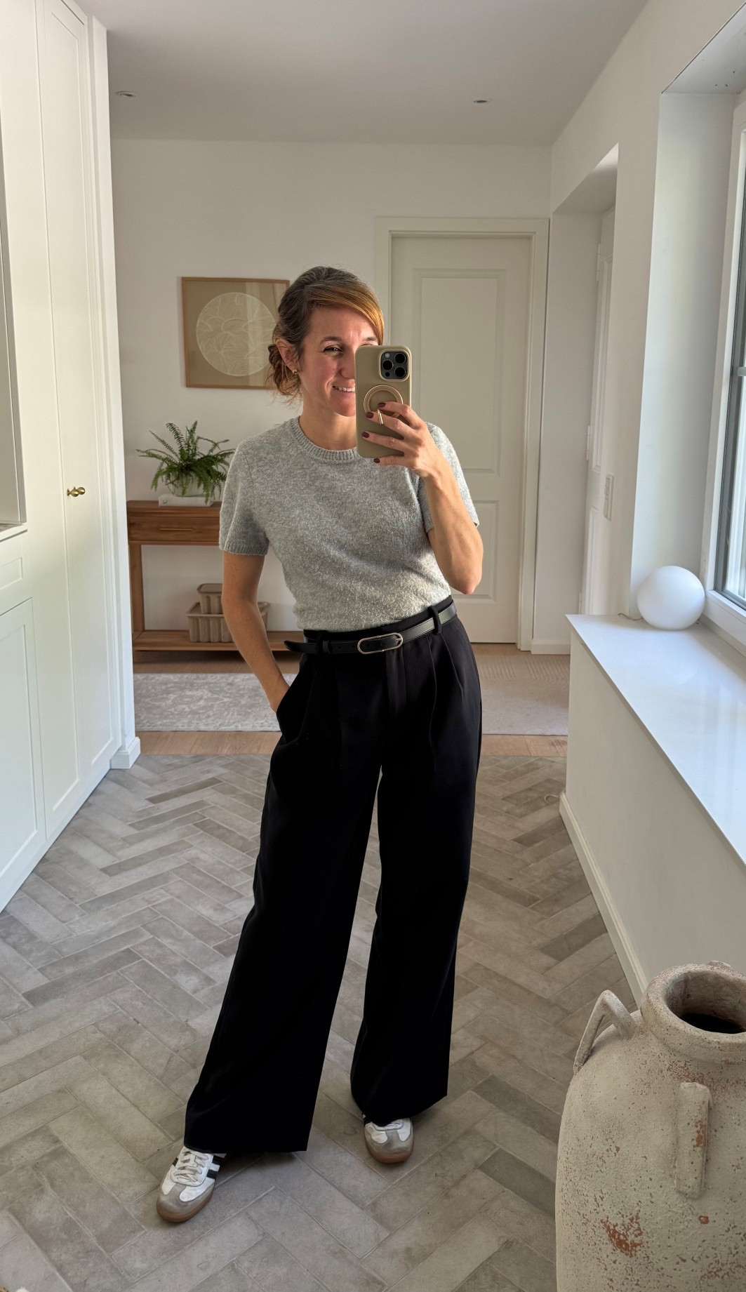 Hatte heute das gleiche wie gestern an nur statt dem beigen Strick-T-Shirt dieses Mal eines in grau weil sie perfekt für den Übergang in den Herbst sind 🍂🍁🥰

#LTKdeutschland #LTKworkwear #LTKautumn