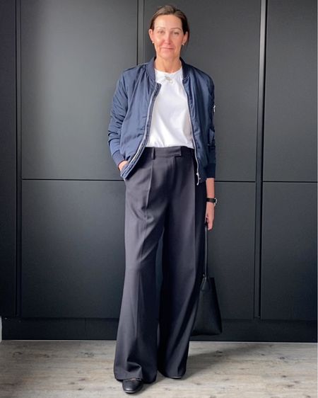 Spring outfit with bomber jacket trend, ballet flats and wide leg trousers 