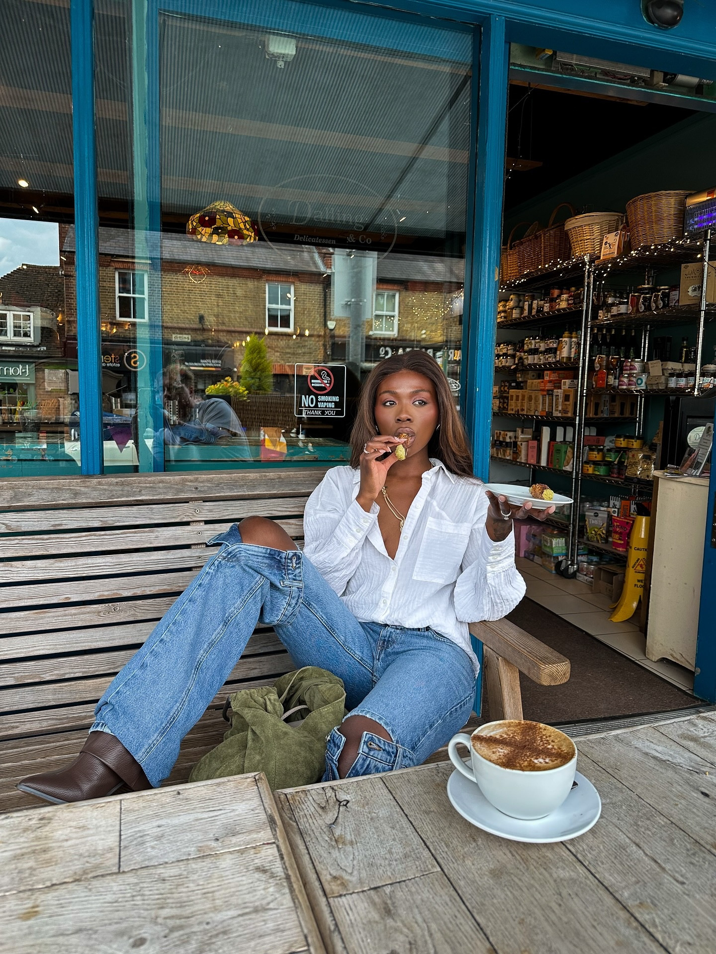 Holy cannoli ✨🍃💚 

#stylediary #denim #coperni #coffeeshop #minimallook #minimalstyledaily #wardrobemusthave #wardrobeessentials