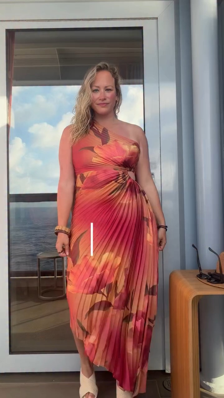 Outfits I wore on my @virginvoyages cruise from @vici as a size 12/14, L/XL 🚢🌊😎 

Comment “cruise” or find in my “Shop My” lnk in bio! #vici #cruise #cruiseoutfits #curvy #plussizefashion