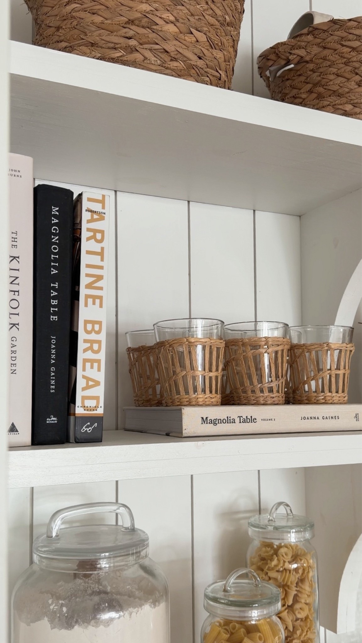 These woven glasses just scream coastal summer 🐚🤍