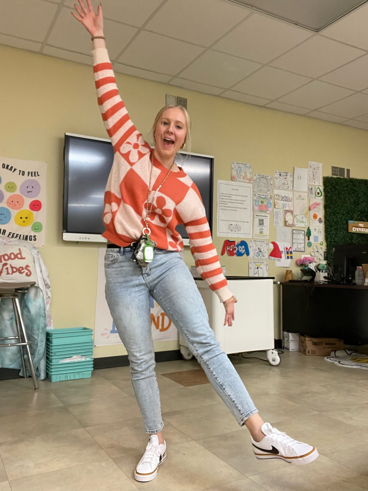 Ahh this sweater is from @paintedtree and was a gift so I can’t find the link but so cute!!🧡

#shopsmall #paintedtree #francescas #nike #teacherfit #teacherootd 