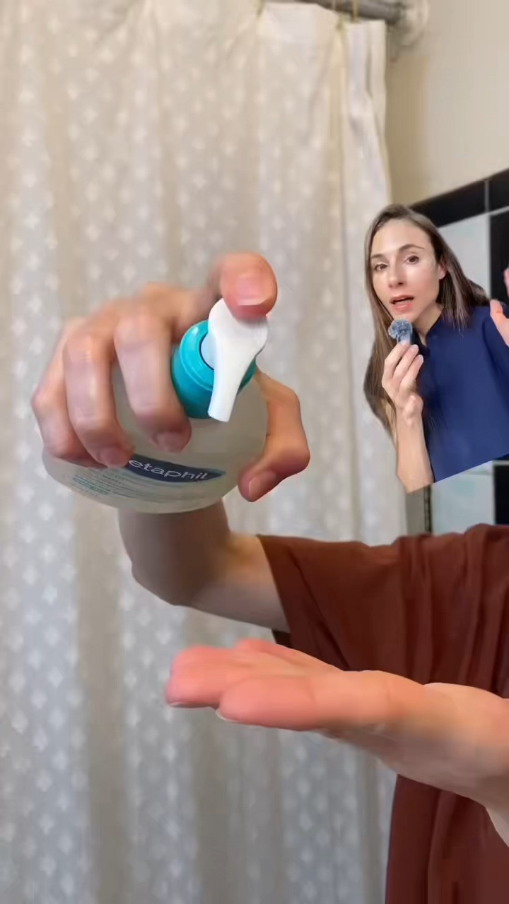Are you rinsing all of your cleanser off? Leftover cleanser residue can become trapped around the eyelids, hairline, and sides of the face, potentially leaving the skin dry, irritated, and uncomfortable.

Properly rinsing your cleanser is a simple step that can make a big difference, especially if your skin is sensitive or prone to irritation. 

 #LTKBeauty