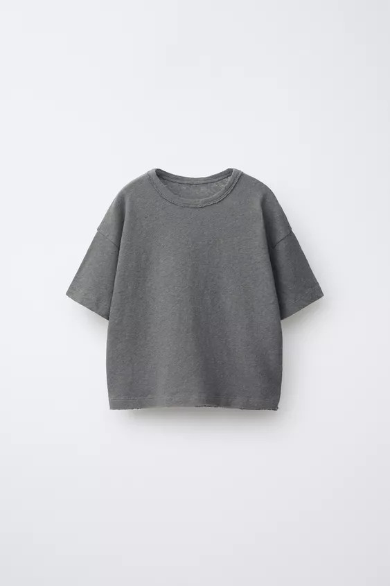 T-Shirt mit Rundhalsausschnitt und kurzen Ärmeln. Hauptmaterial aus 51% Leinen und 49% Baumwolle... | Zara DE