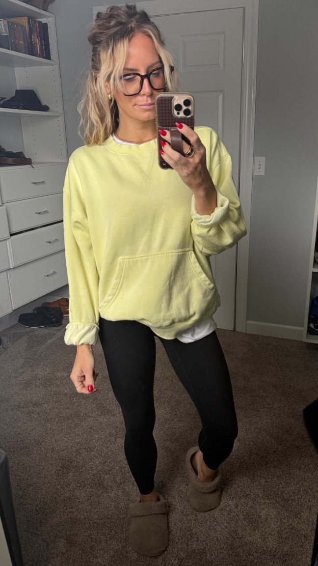 Saturday OOTD

Yes: XS
Crewneck: small
Leggings: XS 

#LTKootd