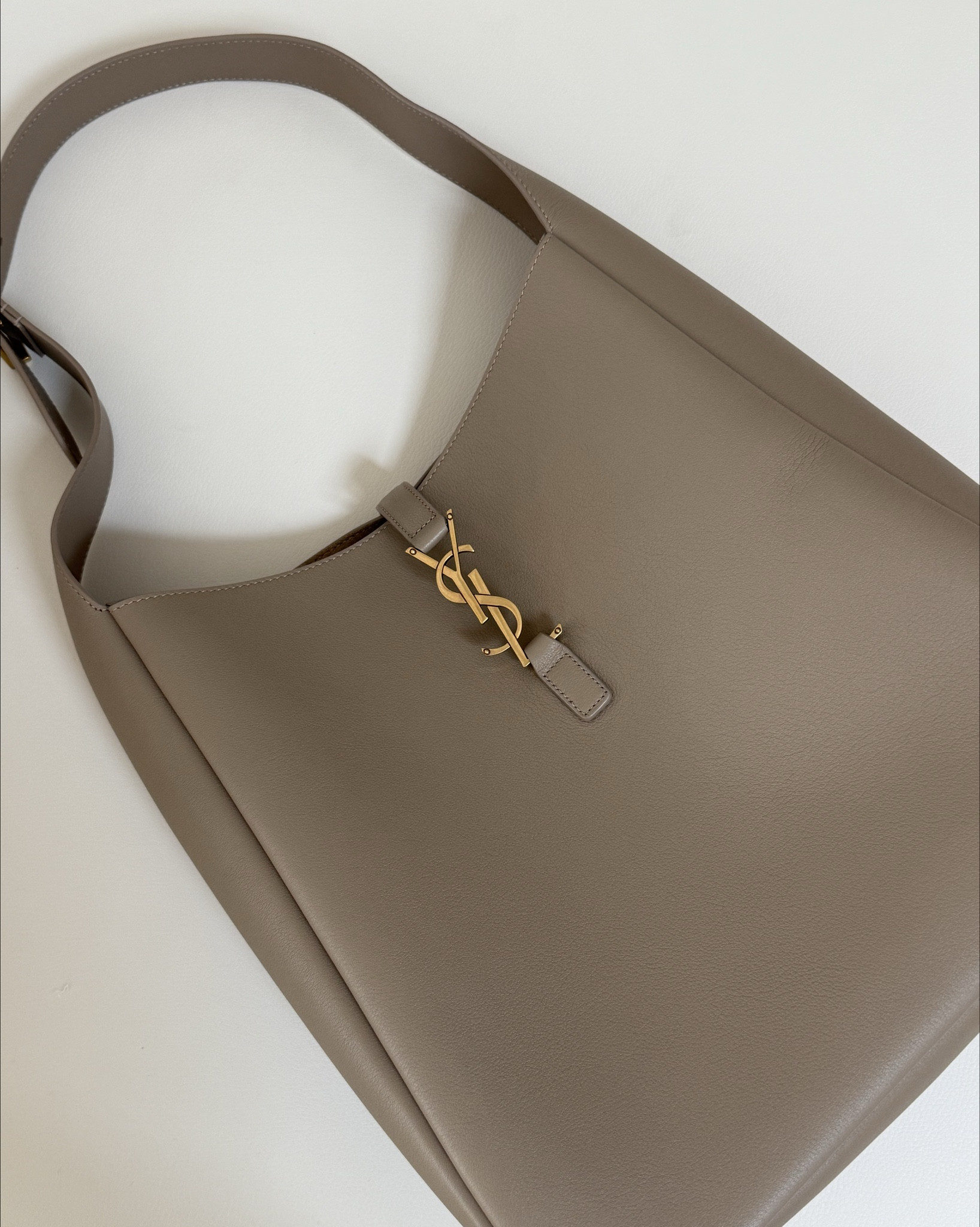 neutral shoulder bag 🤍

YSL Bag | YSL Handbag | YSL Purse | Saint Laurent Bag | Saint Laurent Handbag | Saint Laurent Purse | Beige Purse | Tan Purse | Beige Bag | Tan Bag | Dusty Grey Bag | Hobo Bag | 

#LTKStyleTip #LTKItBag #LTKGiftGuide