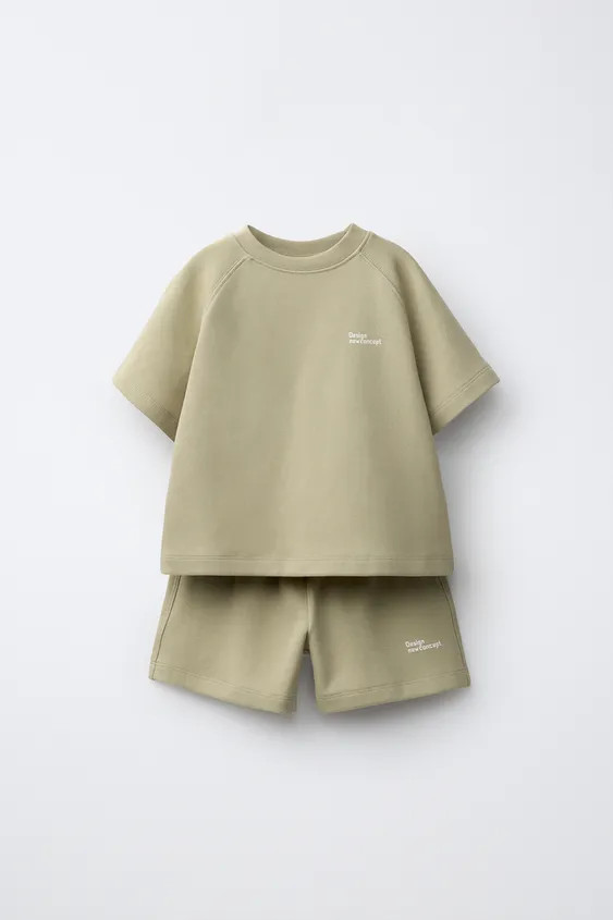 Two-piece set. T-shirt with a round neck and short sleeves. Text print on chest. Shorts with an e... | Zara US