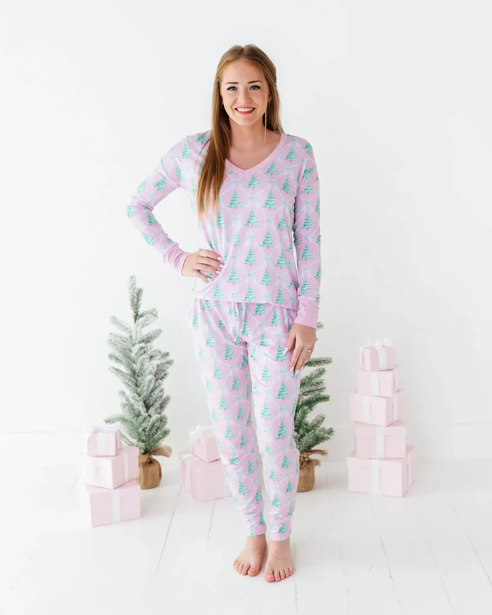 Un-fir-gettable Women's Long Sleeve V-Neck Shirt | Bums & Roses