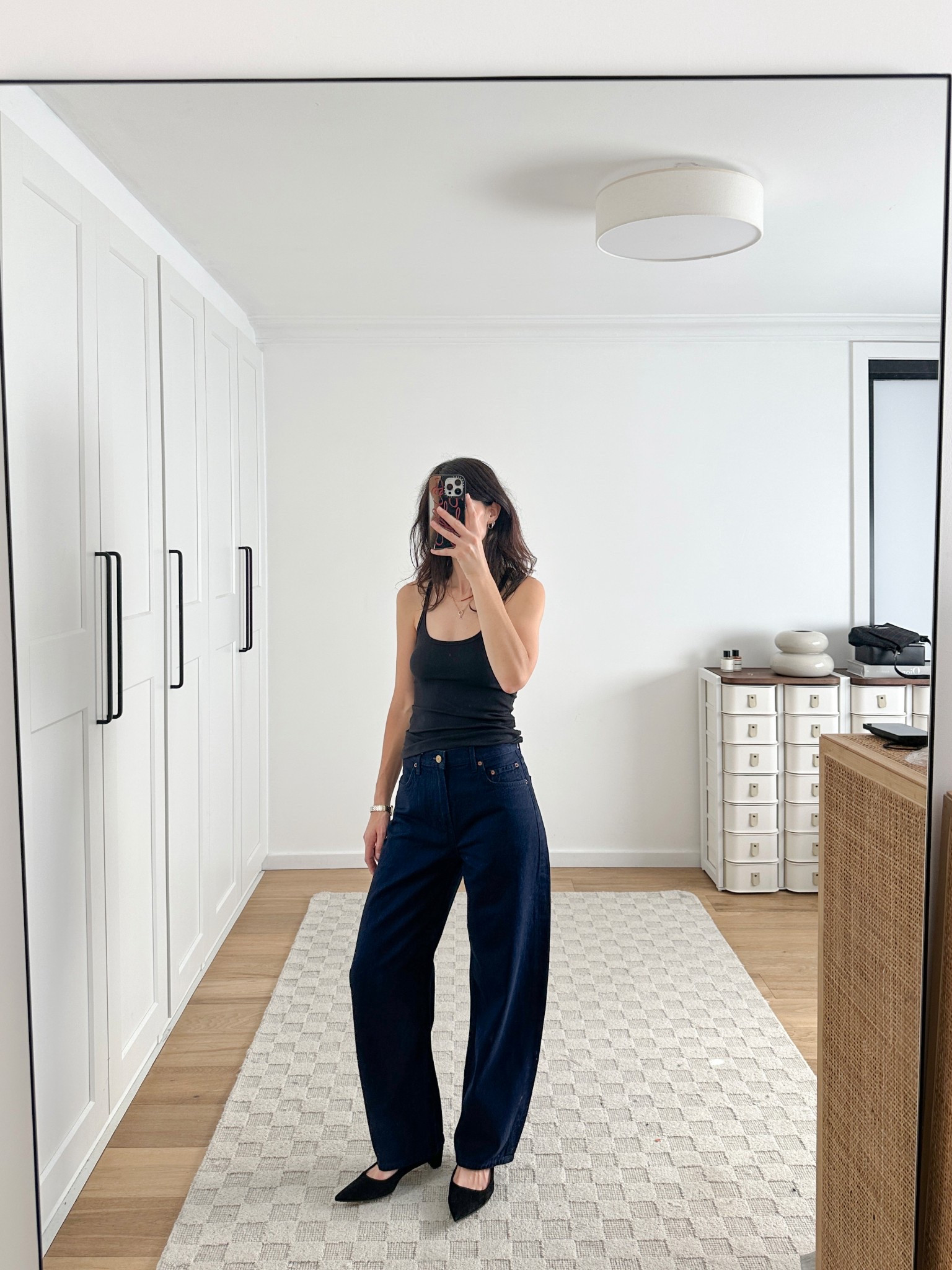 In my barrel leg jean era 💙 Really loving the silhouette on these ones 👌🏻

Wearing tank in size XS, jeans in size 26 and shoes in size 41