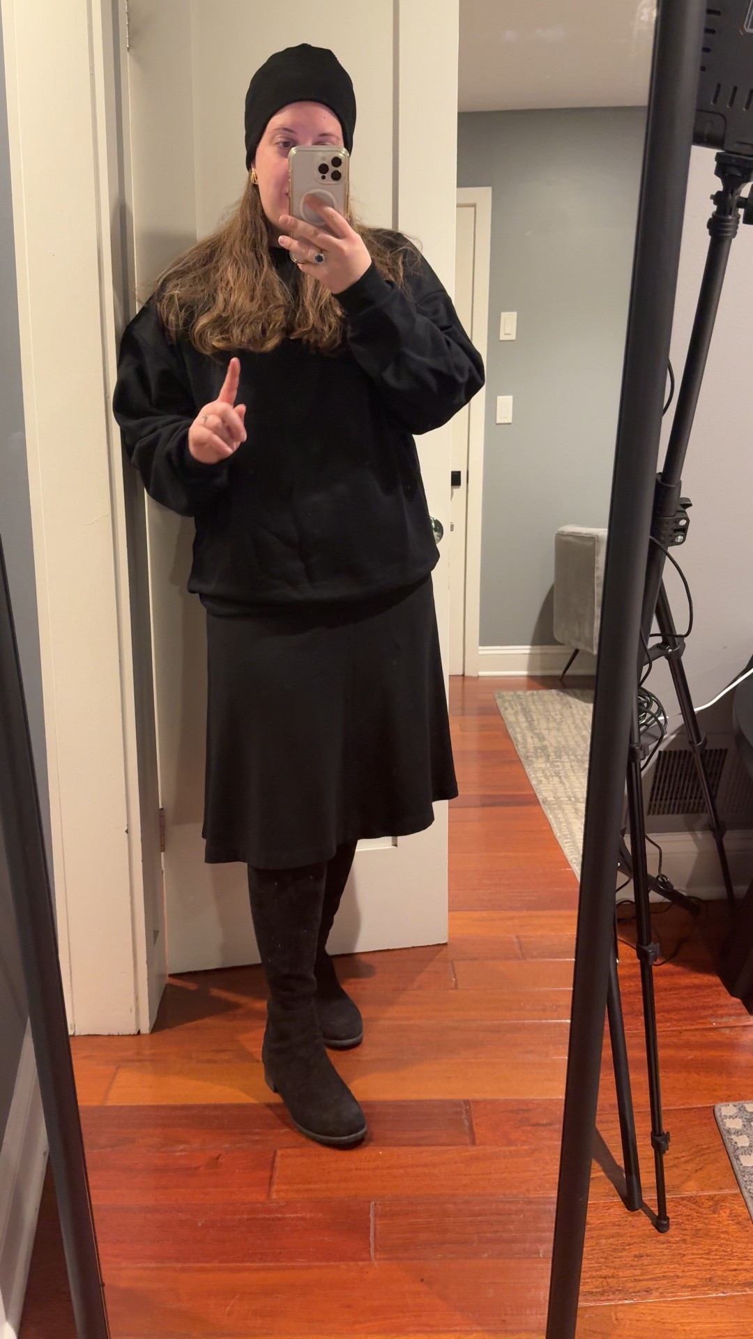 My first alo fit -not sure if I should keep or return- it definitely runs large I’m wearing a Large - maybe I’d look better in the medium. 

#LTKSaleAlert #LTKActive #LTKMidsize