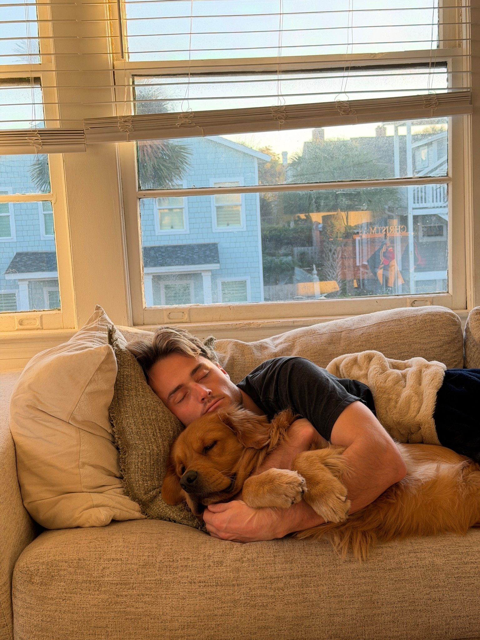 slow mornings w @thefarmersdog !! Fresh dog food that Navy loves 🤎 get 50% off your first box using my link!#thefarmersdog #TFDpartner 