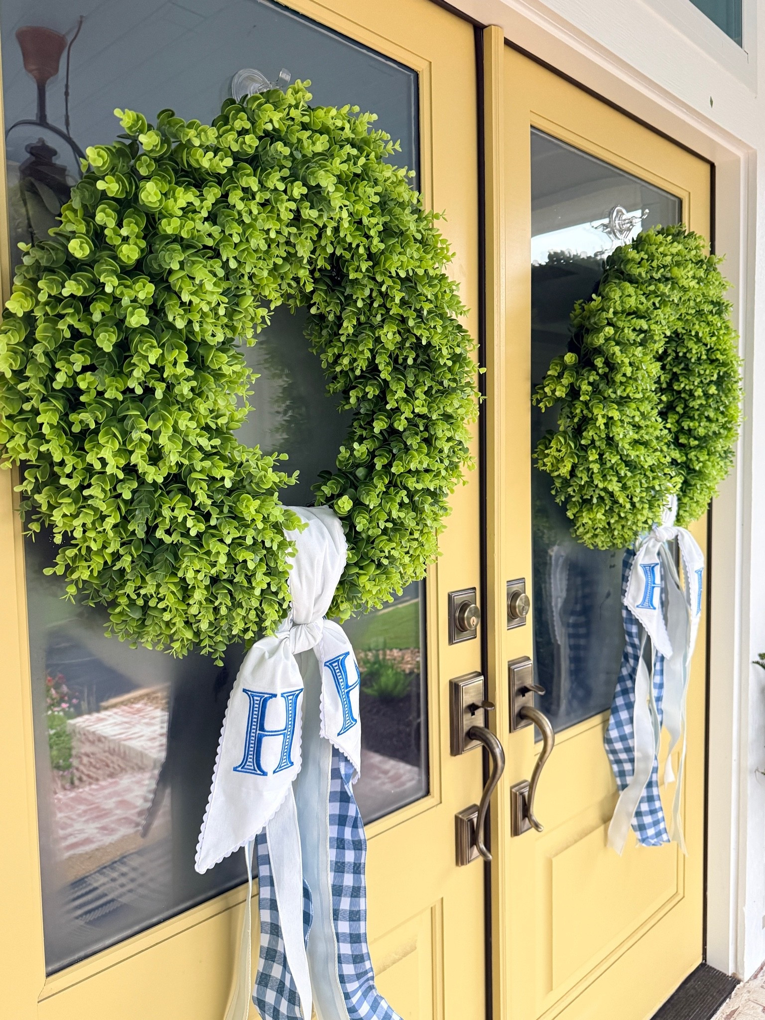 The monogram sash + ribbon upgrade was exactly what this porch needed. ✨ Everything is linked!