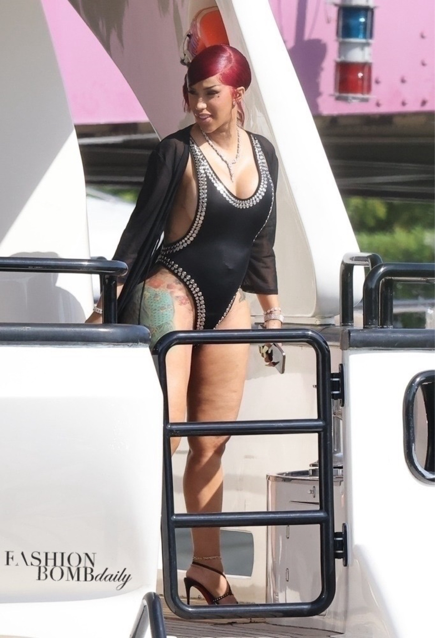 New #fashionbombcouple @iamcardib and @stefondiggs were spied yachting it up over #memorialdayweekend🇺🇸 , with #cardidb wearing a $575 @normakamali Stud Marissa One Piece Swimsuit. Hot! Or Hmm..? Find a link to purchase in our bio!
📸 Backgrid 