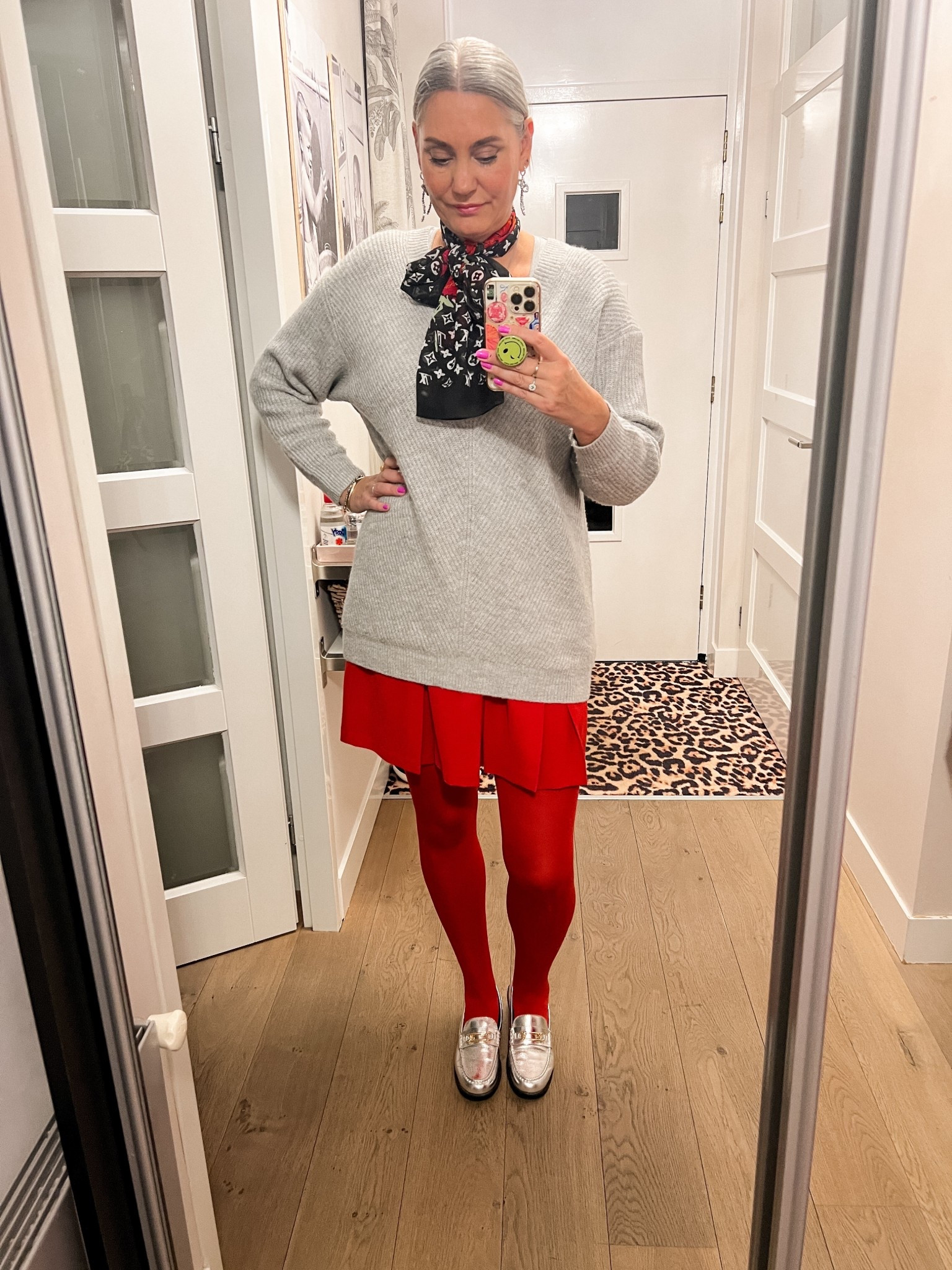 OOTD - Woensdag. Een grijze oversized gebreide trui met v-hals (L), op een rood plooirokje (oud, Bonprix), rode panty (Snag) en zilveren loafers. 



#LTKeurope #LTKwinter #LTKnederlands