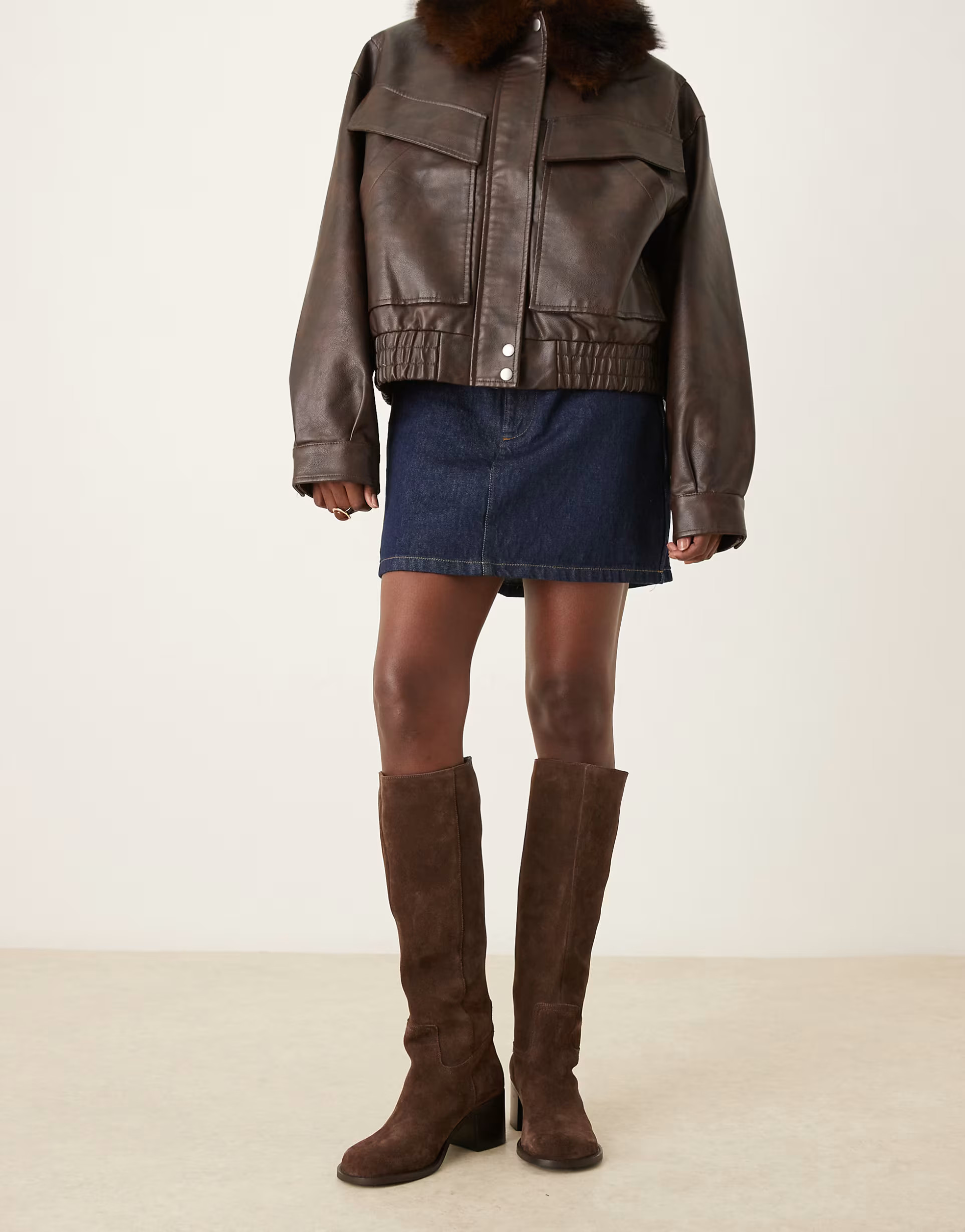 ASOS DESIGN - Clyde - Suède knielaarzen met ronde neus en pull-on design in chocoladebruin | ASO... | ASOS (Global)