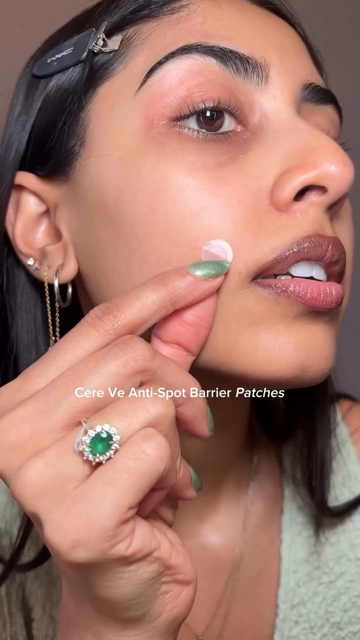 What pimple patches do you swear by? Today I’m trying the @cerave_canada @cerave anti-spot barrier patches 
.
.
.
#pimplepatch #pimple #whitehead #ceraveskincare #skincare
