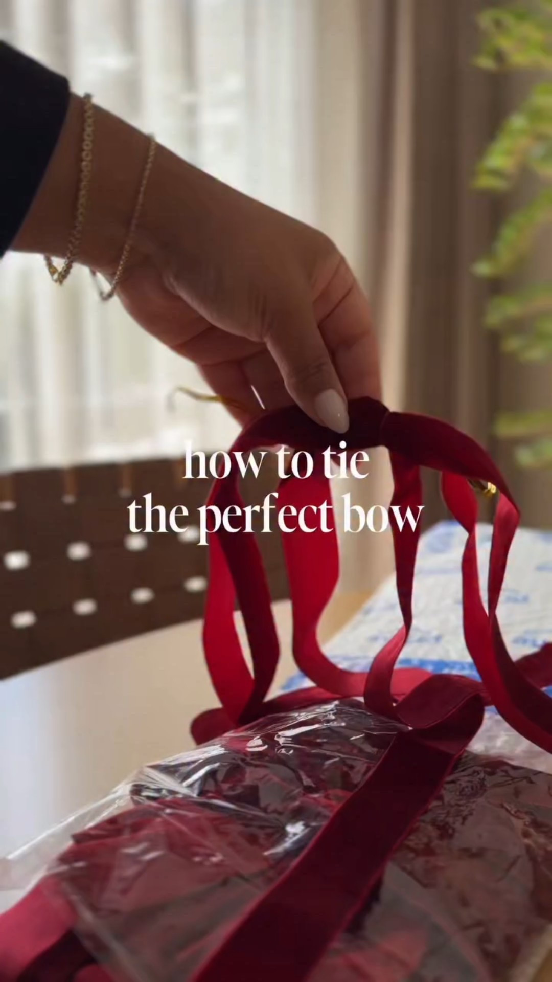 how to tie the perfect bow… step 1- log into your @amazon account step two- comment SHOP & i’ll DM you link 😜 this cutie is under $10 for a pack of 6 and comes in so many pretty colors! ♥️

.
.
.
.
christmas find, red christmas, red bow, christmas bow, christmas tree, wreath, christmas home decor, amazon find
