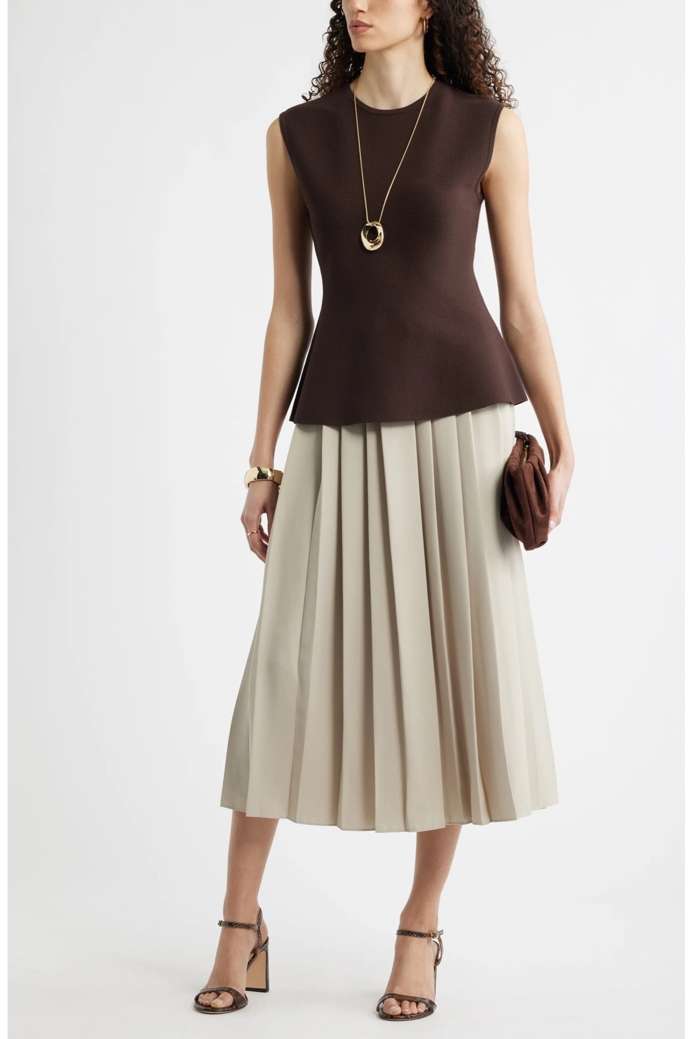 This is the same skirt, click the black one then change the color in to cream 🫱🏻‍🫲🏼💛