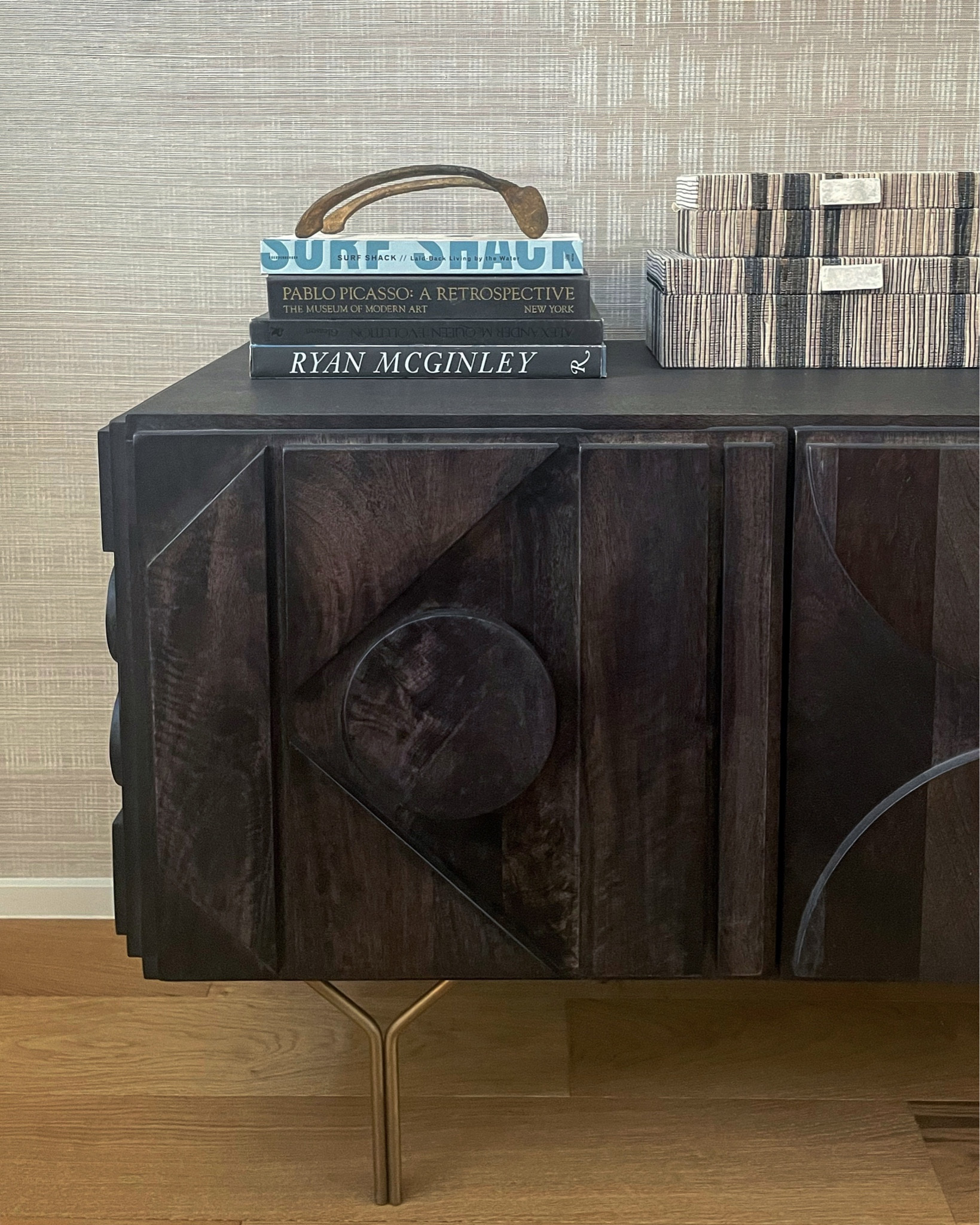 A luxe grasscloth is the perfect way to make waves 🏄🏼 shop my Chelsea Lane living room project here, design by @holleyhouseco

#LTKhome #LTKunder100 #LTKstyletip