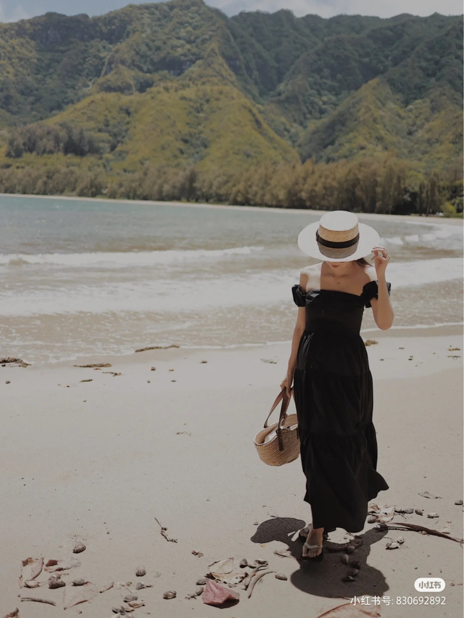 夏威夷Babymoon | YYDS海滩小黑裙

#笔记灵感 #小众设计感裙子推荐 #babymoon
最近更新有些放缓
肚子也日见遮不住了~
今天是第孕26周了😆
趁孕中期比较稳定
来夏威夷过最后的二人世界
其实上周还腰疼的下不了床🤣
为了玩也是拼了
这次行程很放松
基本就是逛吃逛吃+沙滩躺平

-
👗黑色长裙超级喜欢
还是去年入的Stuad的长裙一直没有机会穿
很喜欢露肩的设计 显瘦也不会勒我肚子
而且发现黑色裙子在海边拍照特别出片~
爱了爱了

-
👗裙子Ganni
👒帽子lack of color
#LTKchina #LTKasia

#LTKHoliday #LTKitbag #LTKstyletip