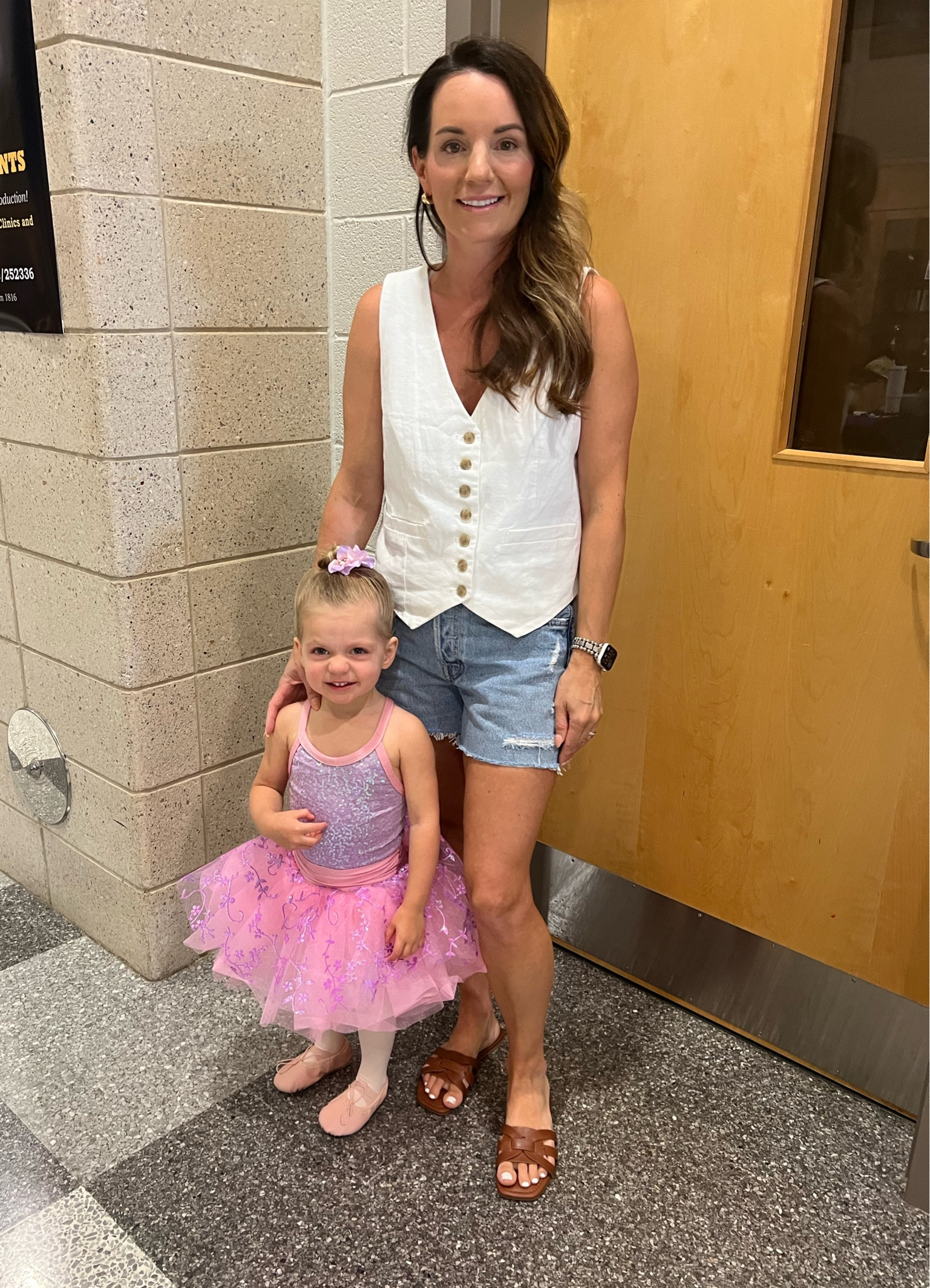 My everyday summer look / dance mom fit 
Linen vest size s, agolde shorts in LONG length size 25 (reg size) and target look for less sandals size 7. 