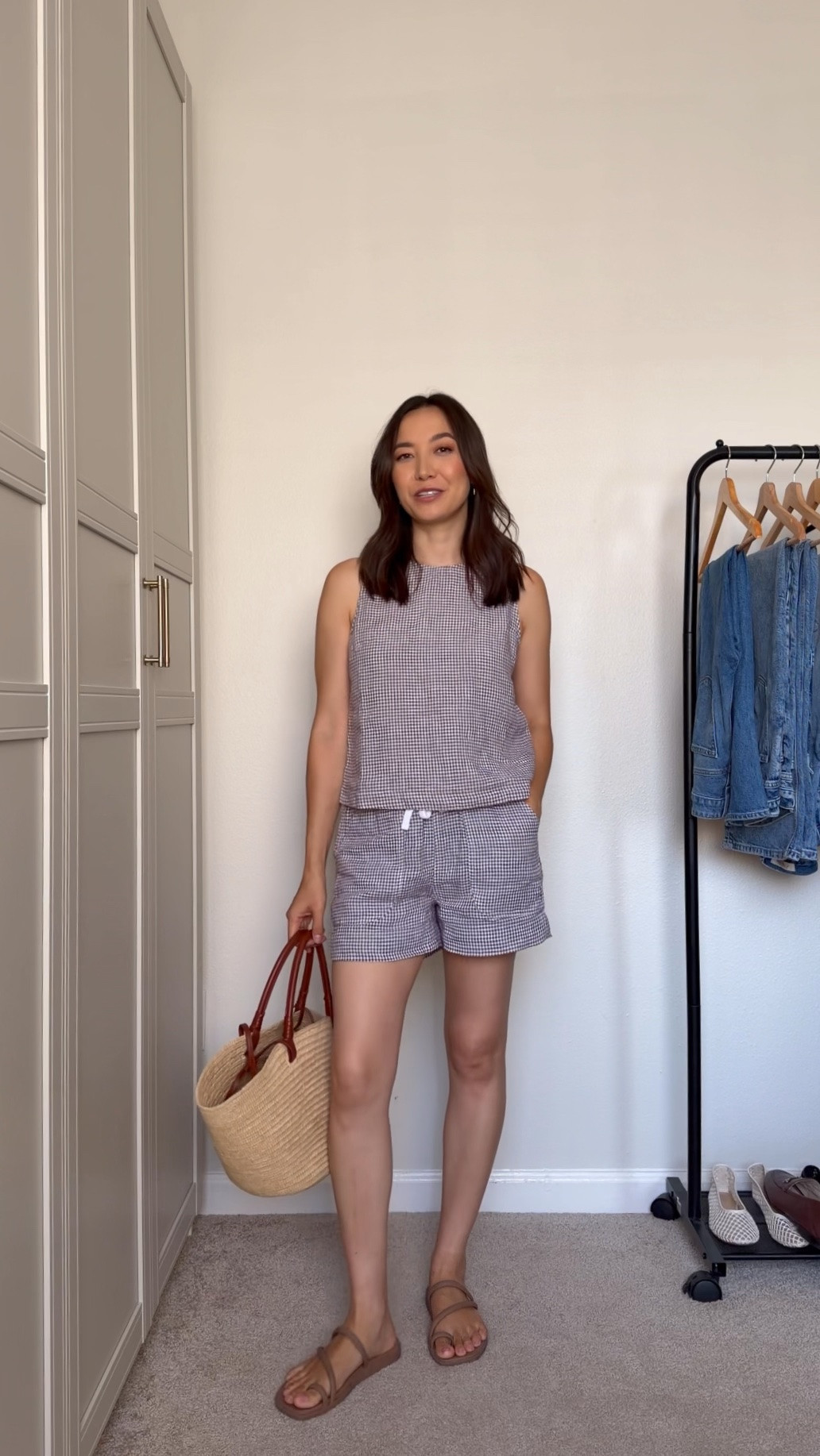 Love this linen matching set (under $40 separates)! I wish I got this earlier in summer - the fit of these are great. Good coverage for both the tank and shorts. Would be perfect for travel 

Quince cropped tank small (not too cropped)
Linen shorts xs but could have sized up for looser fit 
Croc sandals 
Sezane tote

#LTKootd