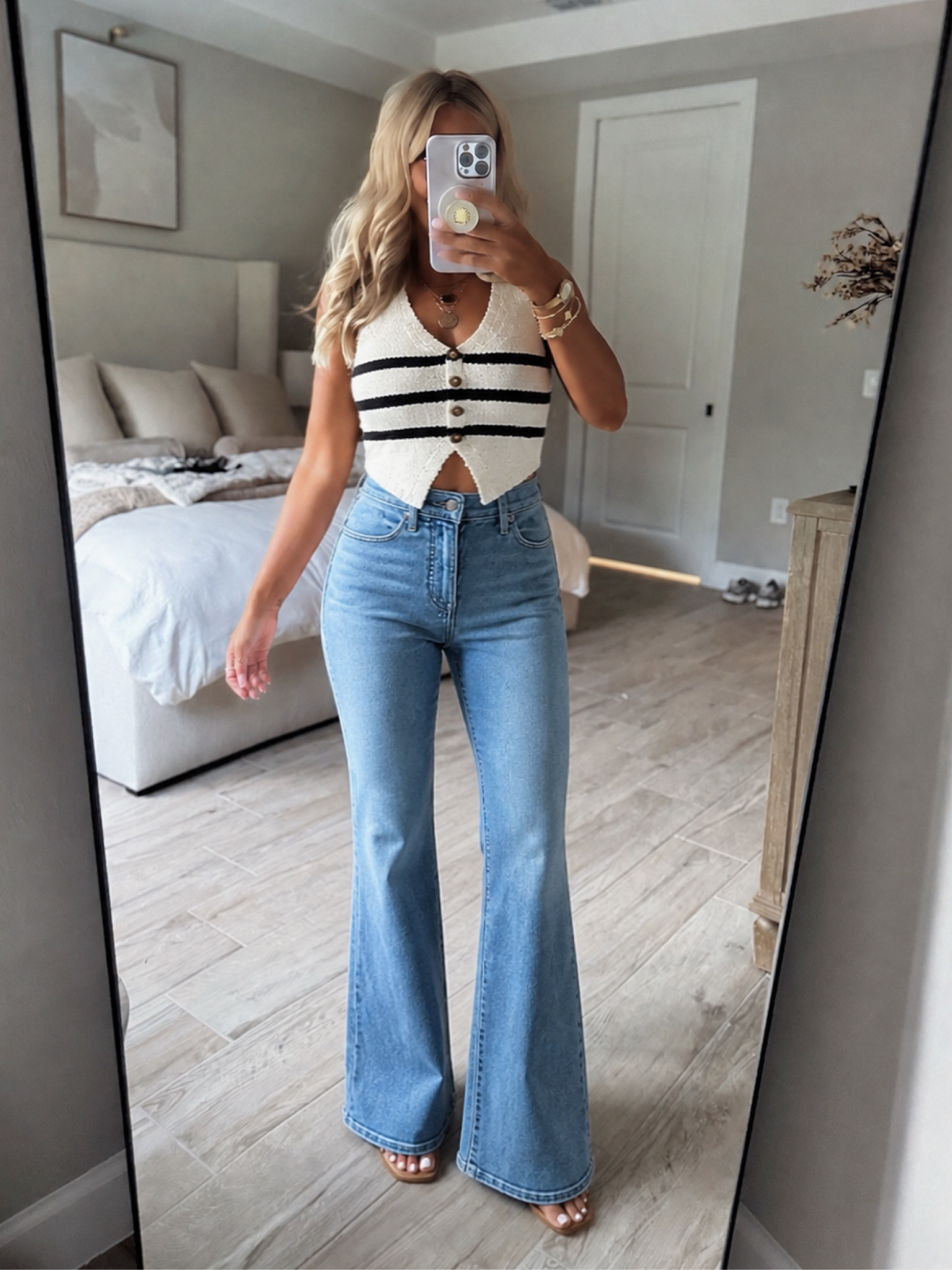 I don’t wear jeans a ton anymore because I’m in my flowy comfy pants era but I’m obsessed with these! Flattering, stretchy and comfy!! On sale today too! Still spendy but worth the $! I do a 4S #express @Express 