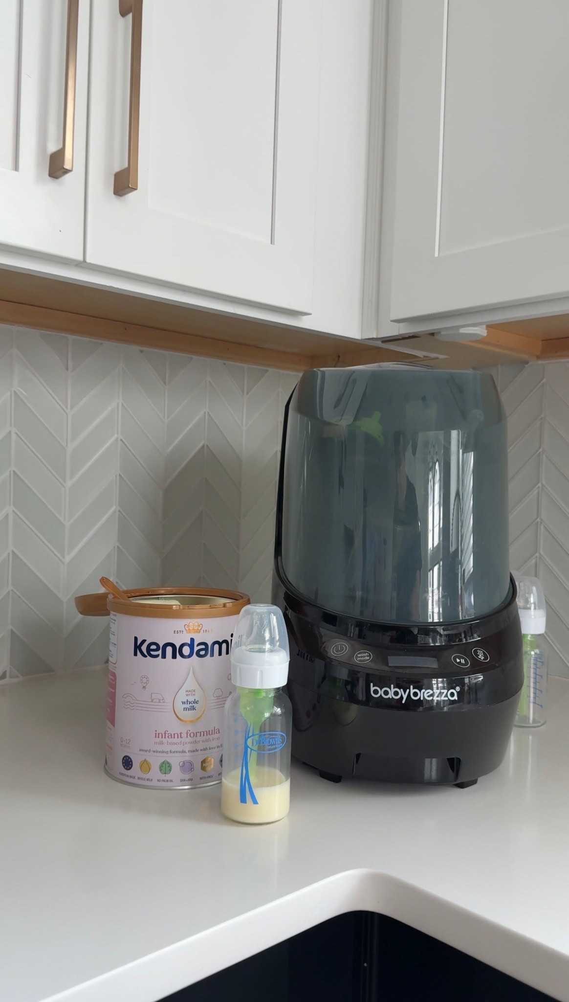 #AD This time around, I planned for flexibility instead of perfection. Feeding has been different almost every day, and having systems in place has helped me stay present instead of stressed. Prepared feels different when you’ve been here before #BabyBrezza #TargetPartner #MyDrBrownsBaby #HappyFeeding #EveryFeedYourWay #ComboFeeding #KendamilPartner @babybrezza @Target @drbrowns @kendamil.usa
