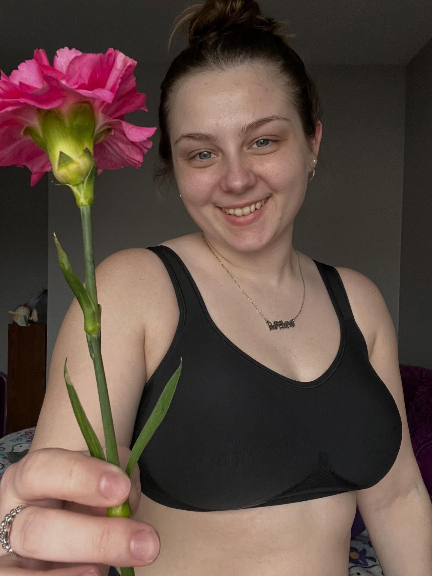 Confidence comes in MANY shapes and sizes… 
Sometimes it looks like trying something new, or just hitting “post” (even when you have a bare face and it feels a little uncomfortable).

My confidence has changed so much over time, especially in the last 10 years - lately it shows up in the ways I choose to I step outside my comfort zone and in why I share the things I genuinely love. Whether it’s nails, makeup, or comfy everyday staples like my Truekind bras… It’s all part of me still learning that it’s okay to take up space and not overthink everything. 

Growth doesn’t happen in your comfort zone, so please excuse me while I work on becoming a new and better version of myself! 💜

#confidencejourney #ambassador #selfgrowth #comfortzone #truekind

📲  Comment “COMFORT” and I’ll send the link to their website right to your DMs! Use code TKKristen20 for a discount on your order!