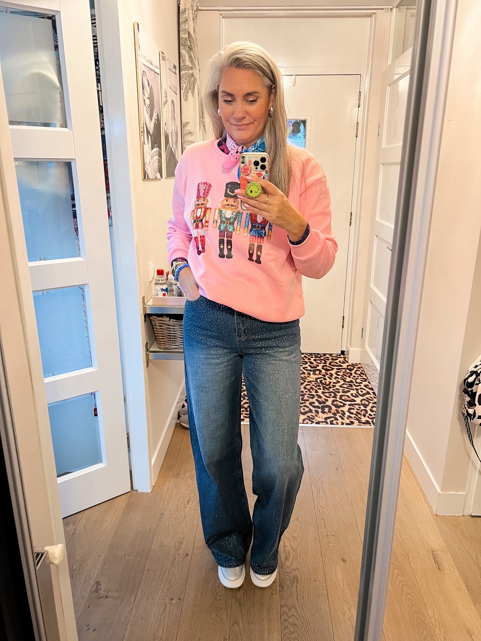 OOTD - vrijdag. Tall jeans bezet met glitters (maat 42) en een roze kerstsweater met notenkraker print en een duo-tone bandana. 



#LTKwinter #LTKeurope #LTKnederlands