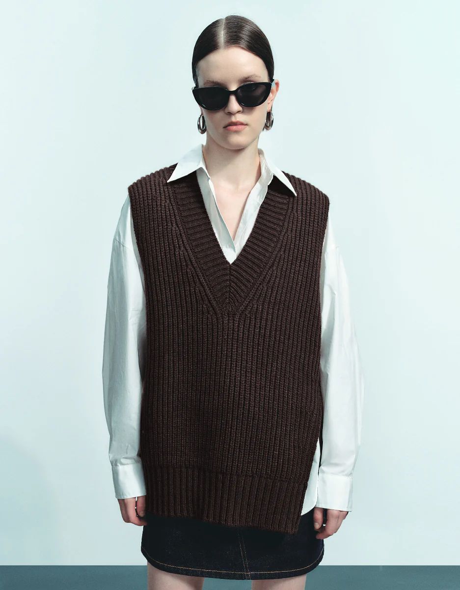 V-Neck Knitted Vest | Urban Revivo