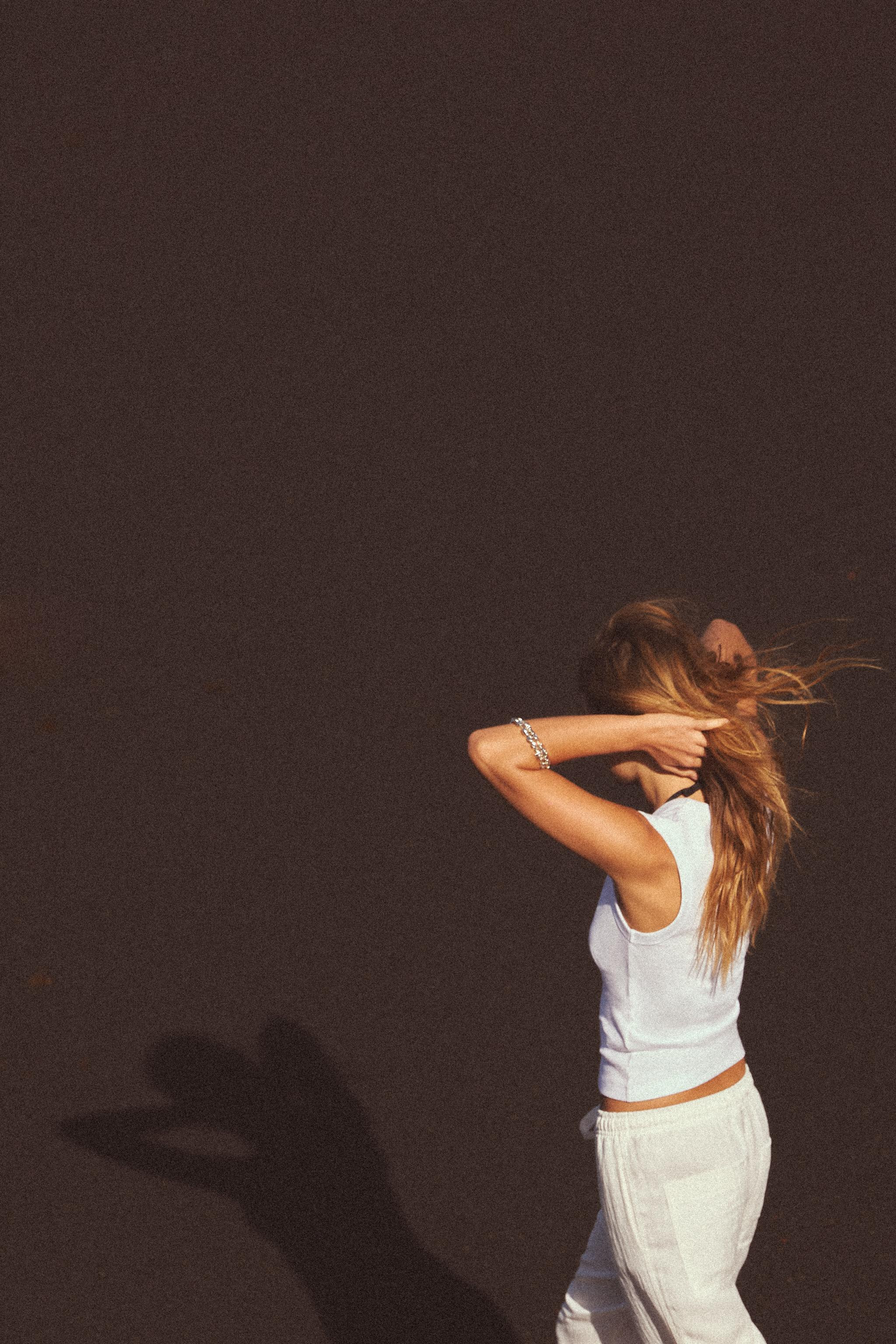 SLIM FIT - V-NECK - STANDARD LENGTH - SLEEVELESST-shirt made of 100% cotton. V-neck and sleeveles... | Zara US